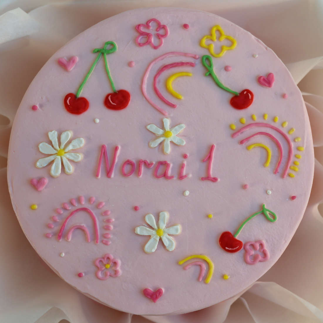 Vyšnios, vaivorykštės ir gėlės ant bento torto vaikui