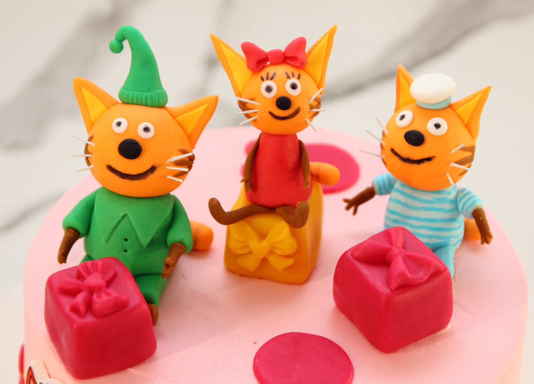 Три кота из кондитерской мастики на торте