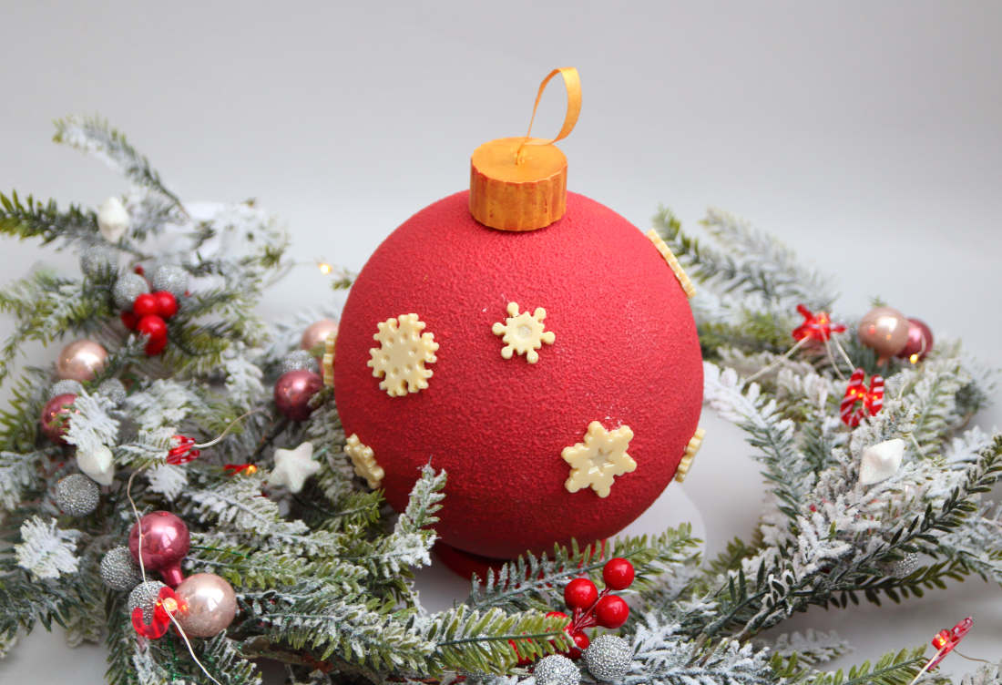 Šokoladinis tortas Kalėdų eglutės žaislo pavidalu