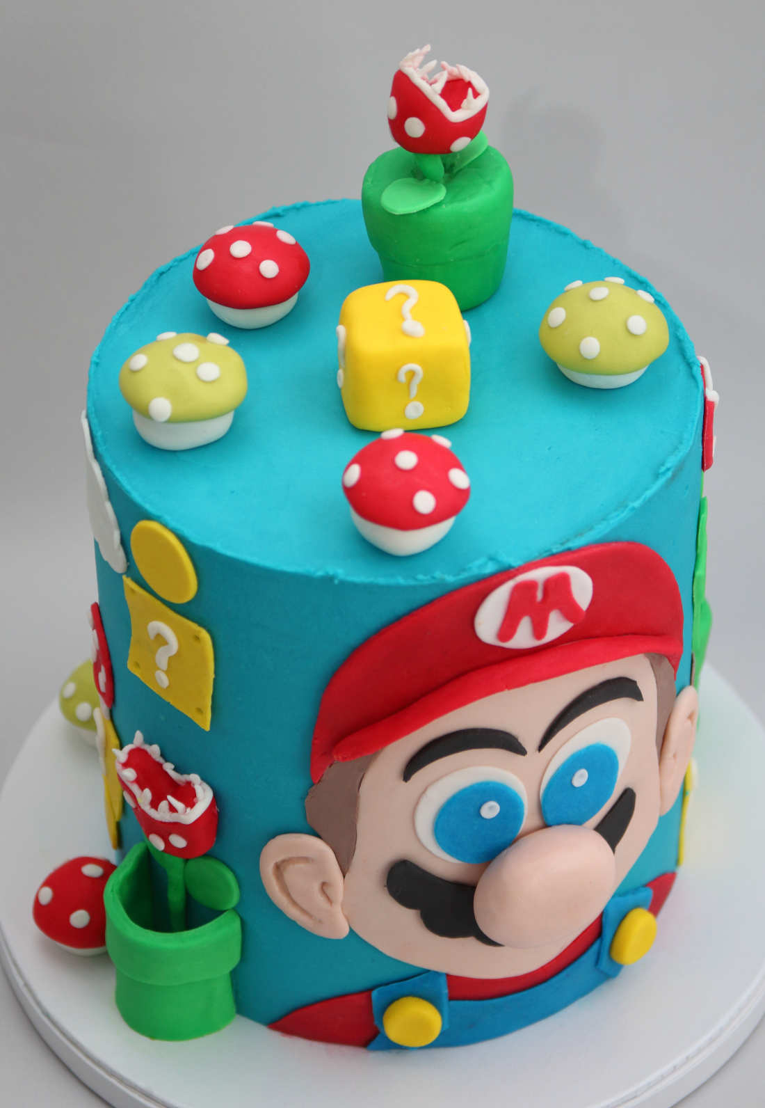 Piranha plants, mushrooms, blocks on the Mario cake
