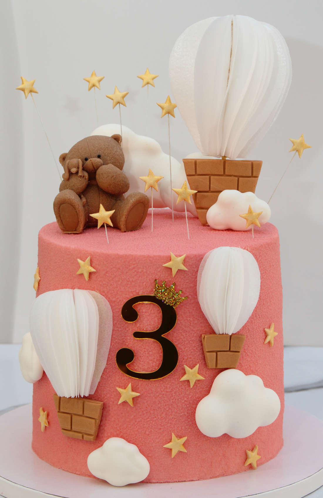 Cake for 3 years with the crown and air balloons made of wafer paper