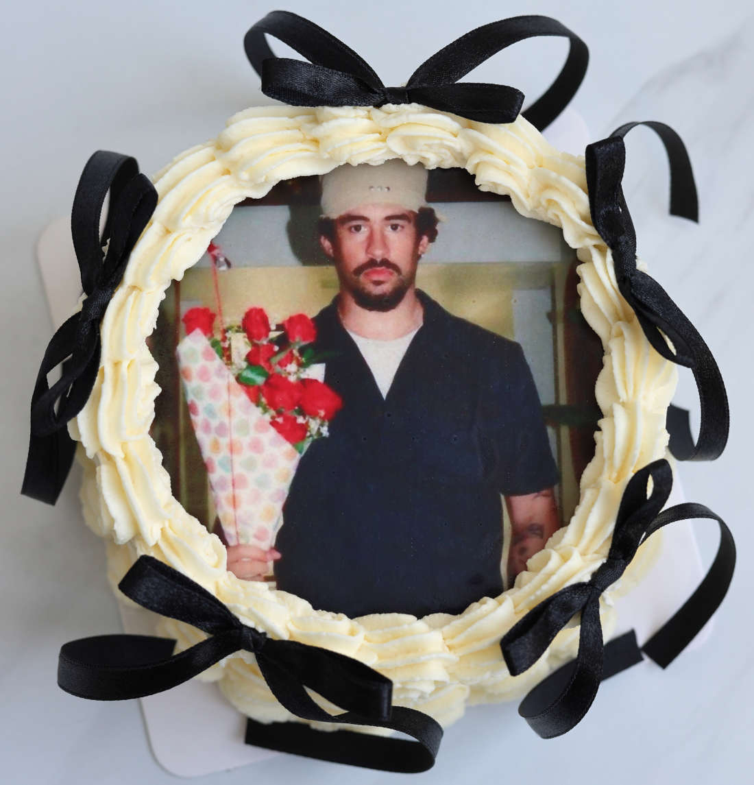 Фотография Bad Bunny на бенто торте