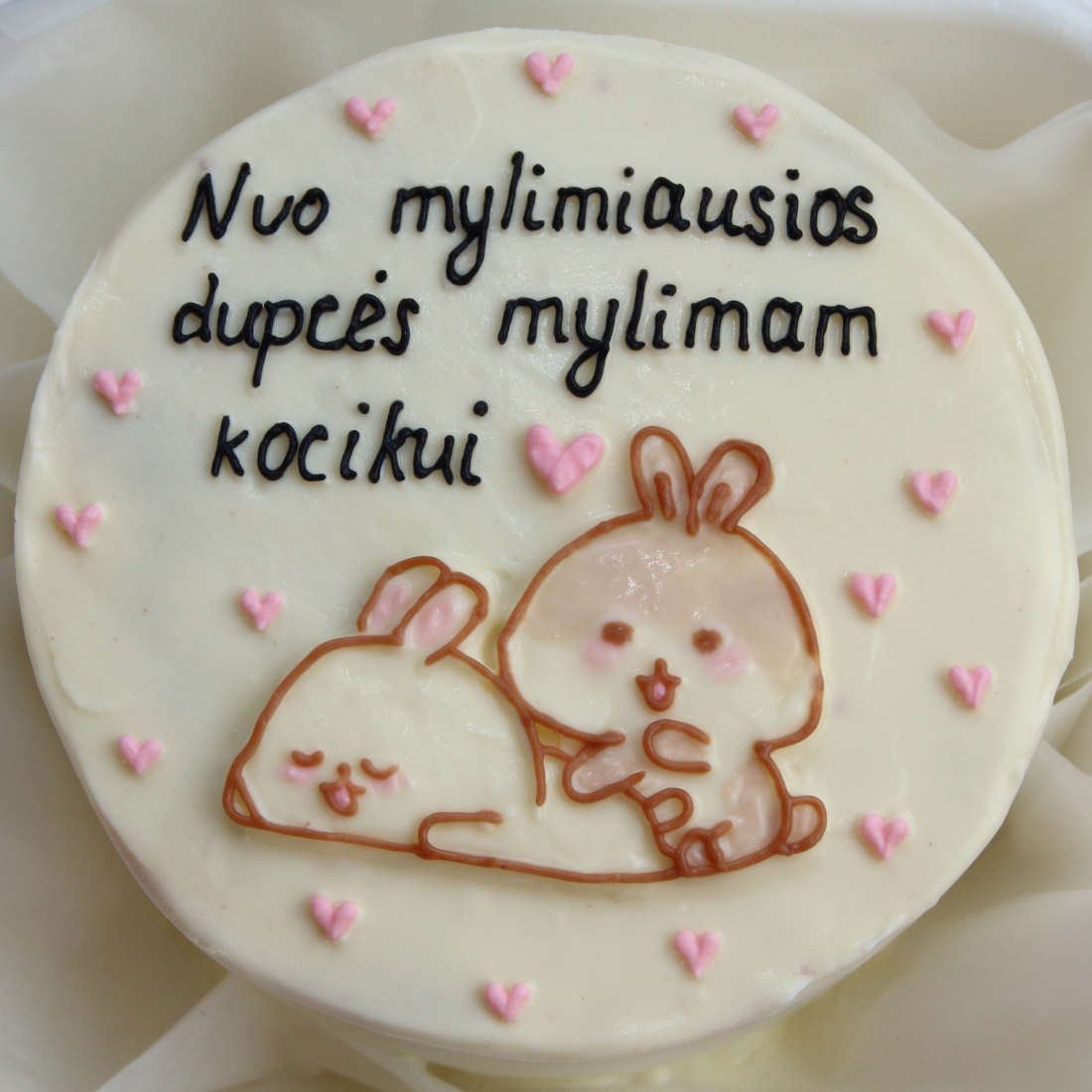 Užrašas ant bento torto: nuo mylimiausios dupcės mylimam