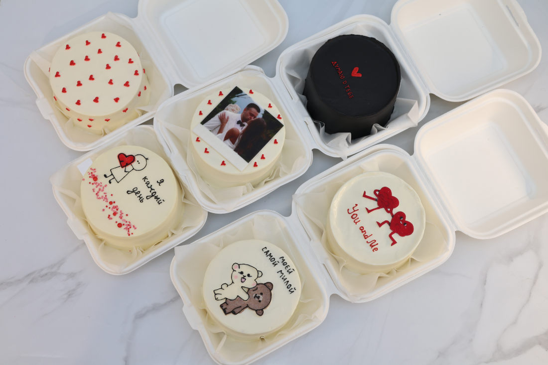Hearts on bento cakes for lovers