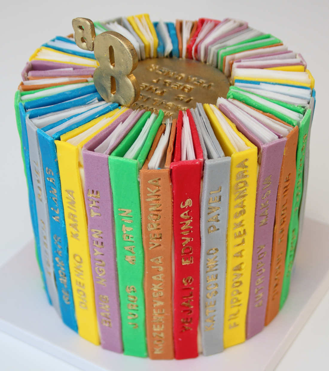 Buy a graduation cake with students' names