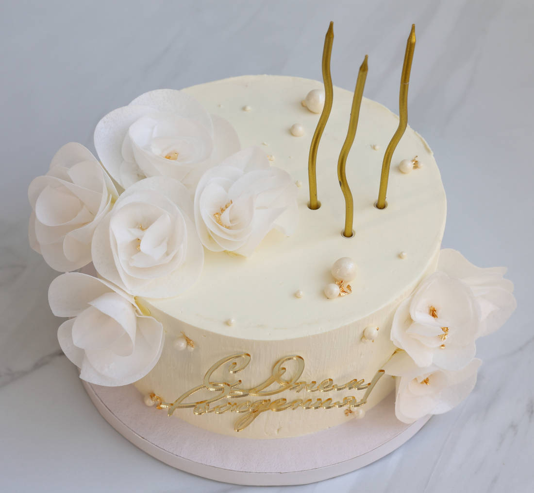 Cake with white flowers for a birthday