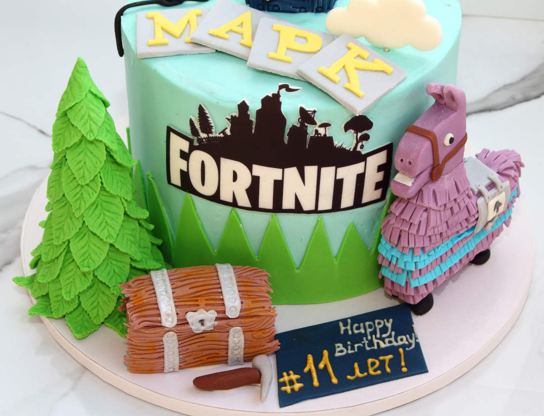 Inscription on the cake: Happy Birthday - 11 years