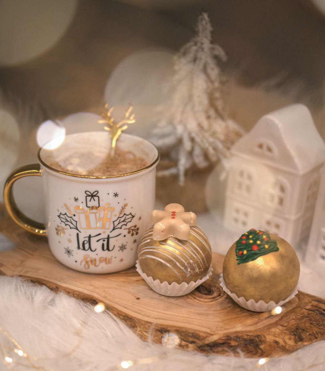 Šokolado bombos ir puodelis kakavos su marshmallow