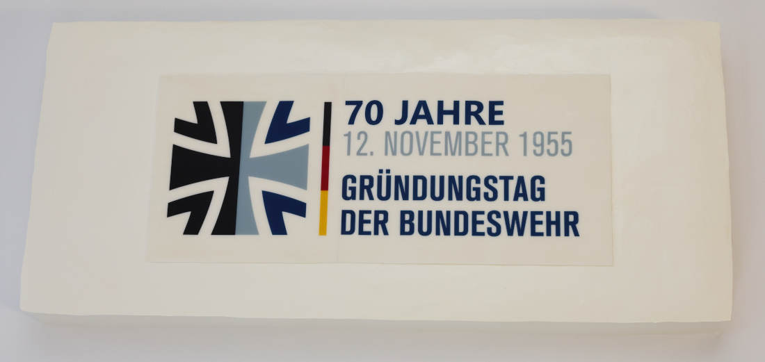 Didelis stačiakampis tortas su užrašu ir herbu – 70 metų Bundesverui