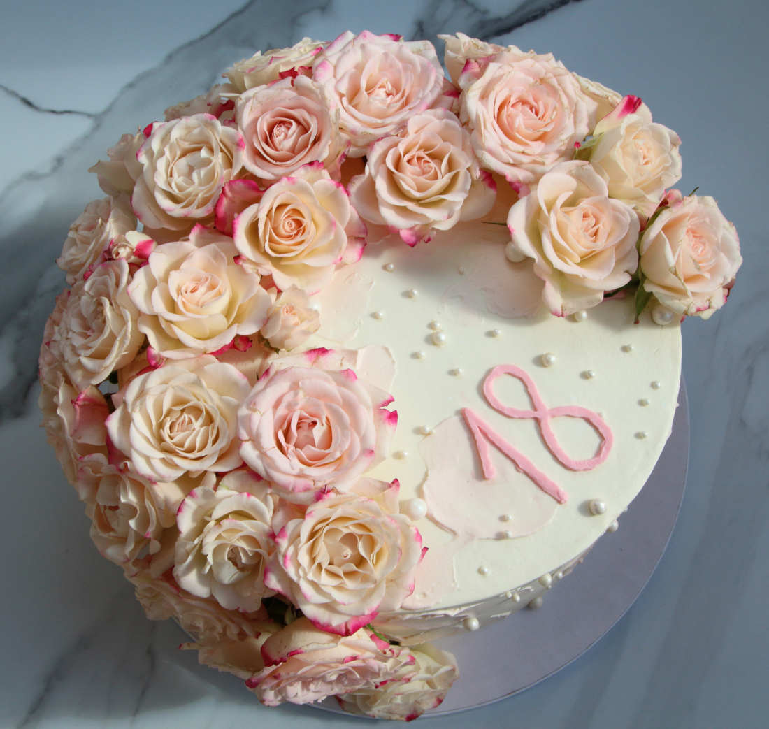 Natūralios rožės ant mergaitės gimtadienio torto