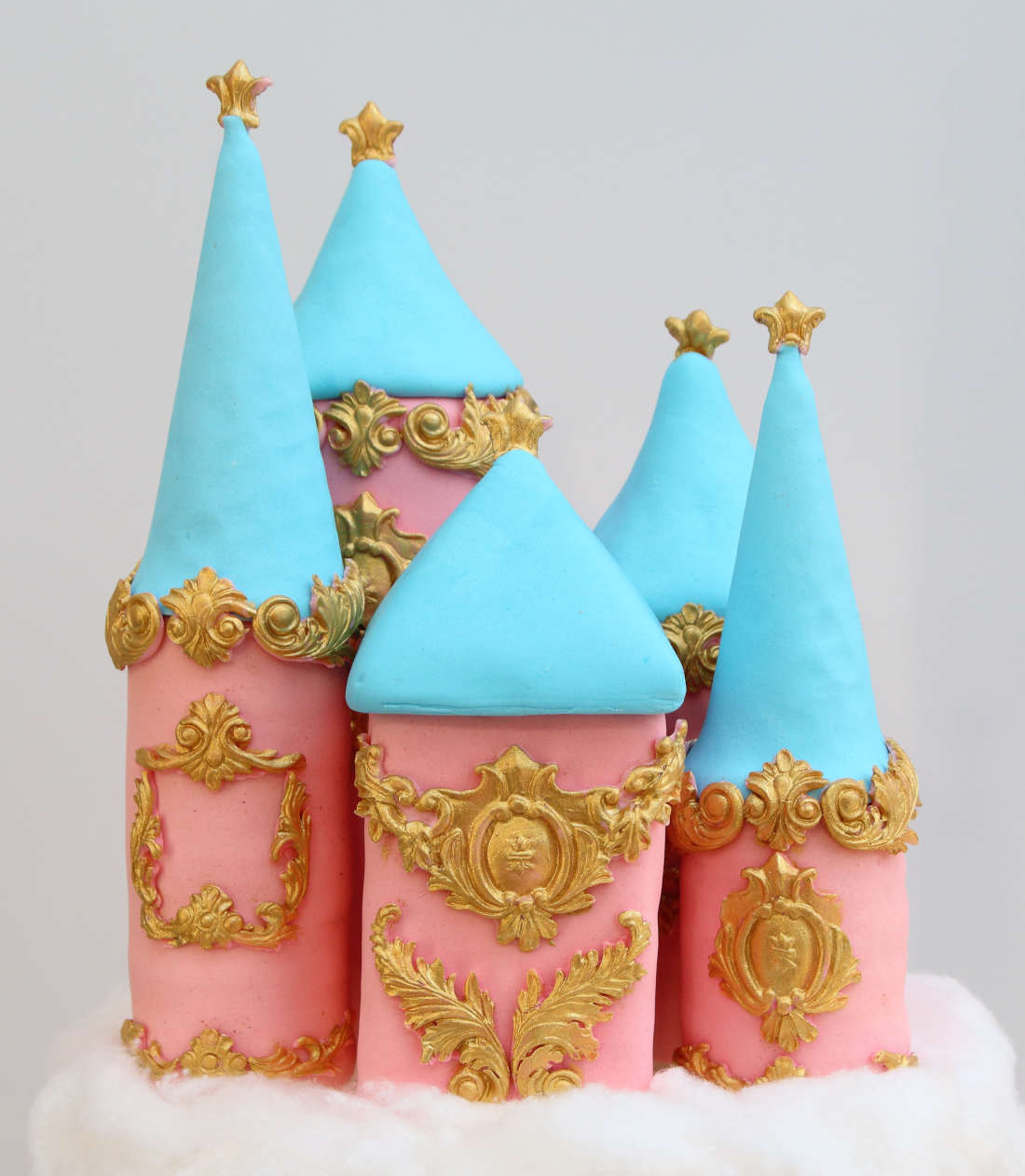 Pilies bokštai debesyse