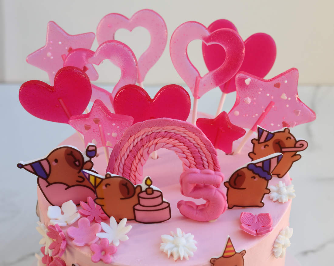Lollipops and capybaras on a child's birthday cake