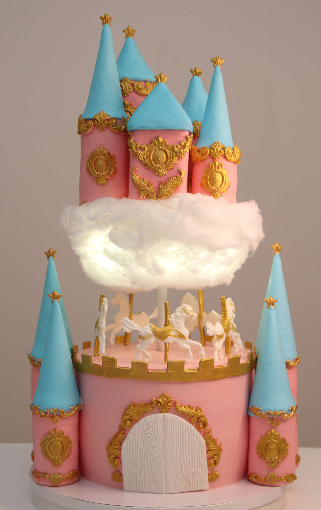 Tortas su karusele ir pilimi debesyse