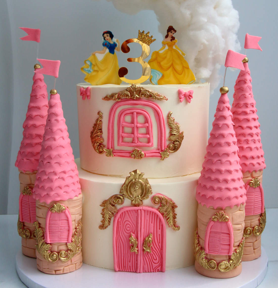 Princesės ir pilies bokštai ant torto
