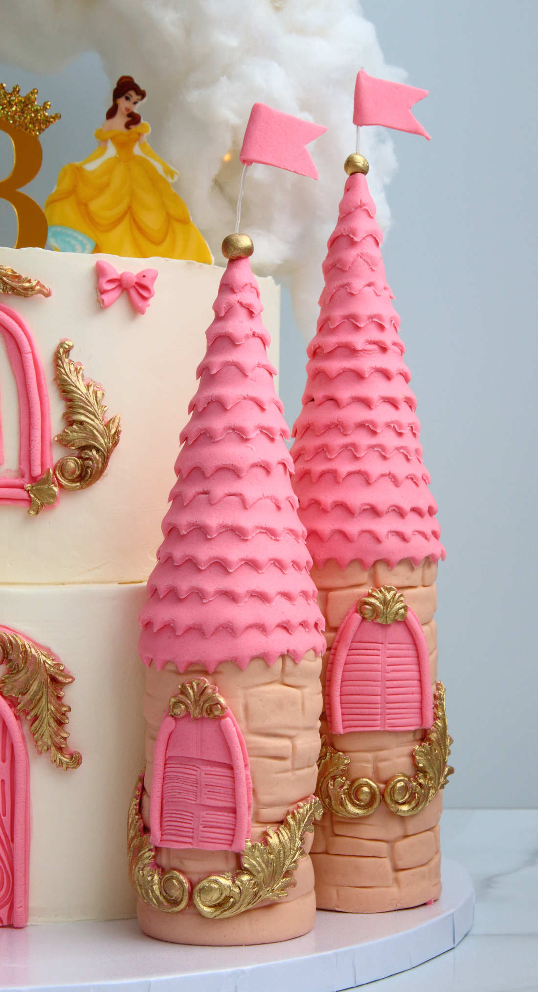 Tortas su pilies bokštais