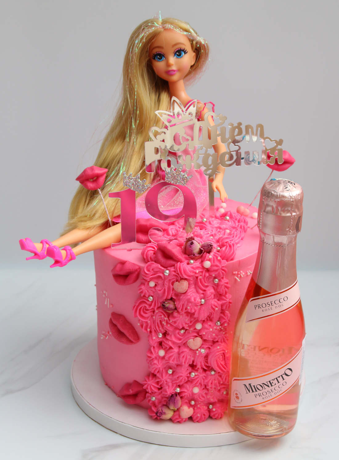 Tortas su šampano buteliu merginos gimtadieniui