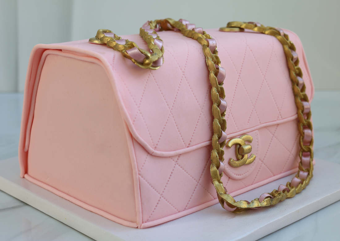 Chanel tortas, atrodantis kaip rožinė rankinė