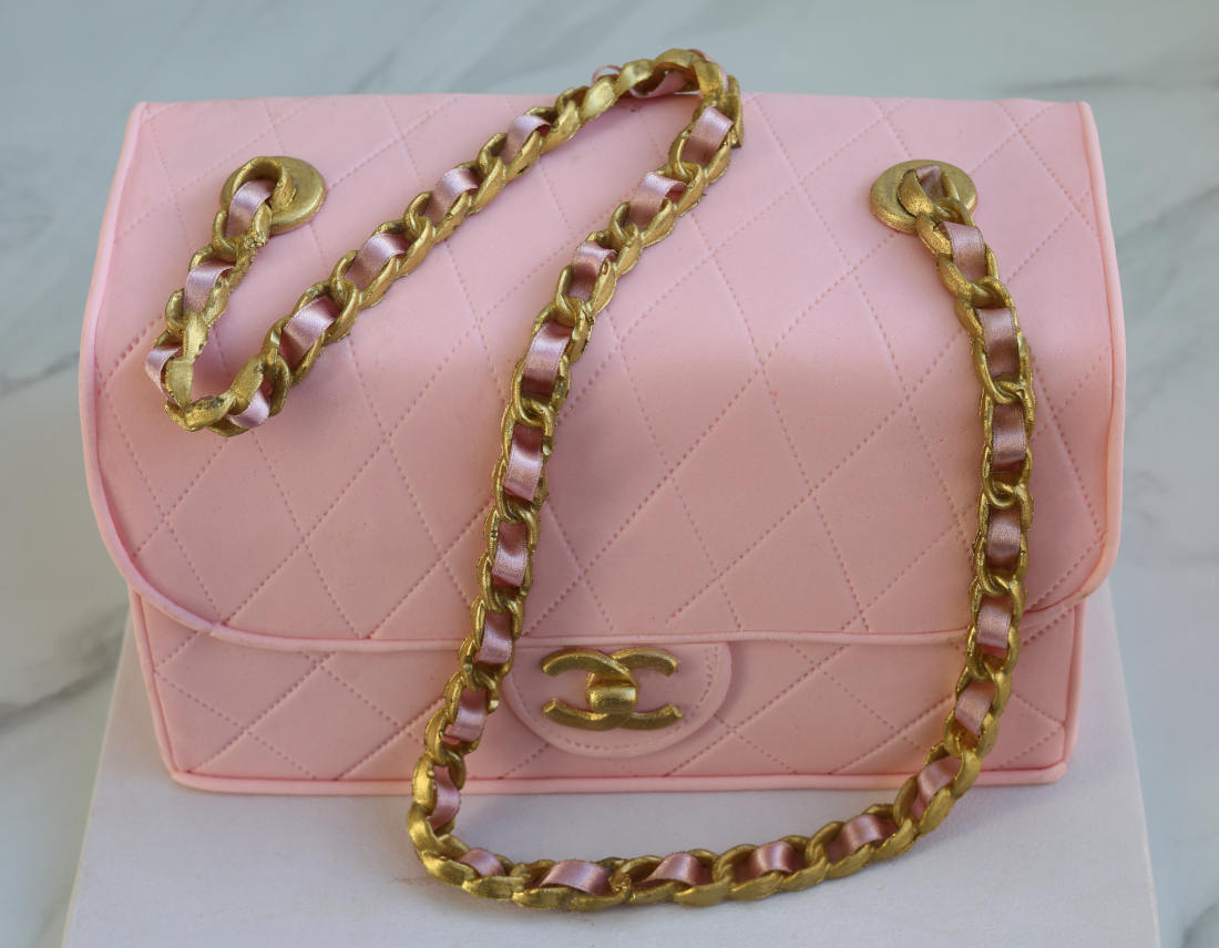 Auksinė grandinėlė ant Chanel torto