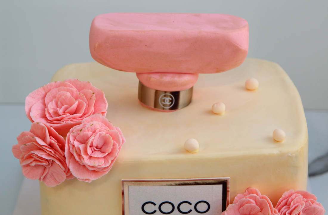 Karoliukai ant torto Kvepalai Chanel Coco Mademoiselle