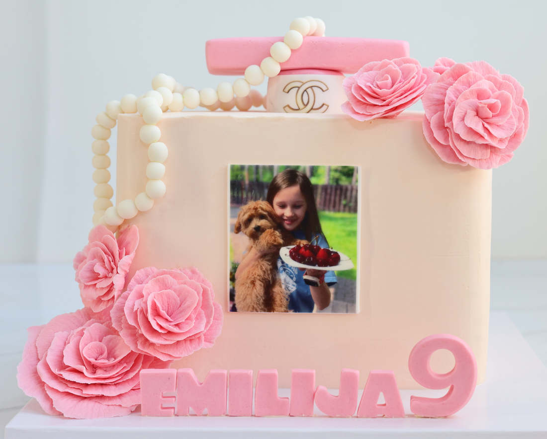Tortas Chanel kvepalų formos su nuotrauka