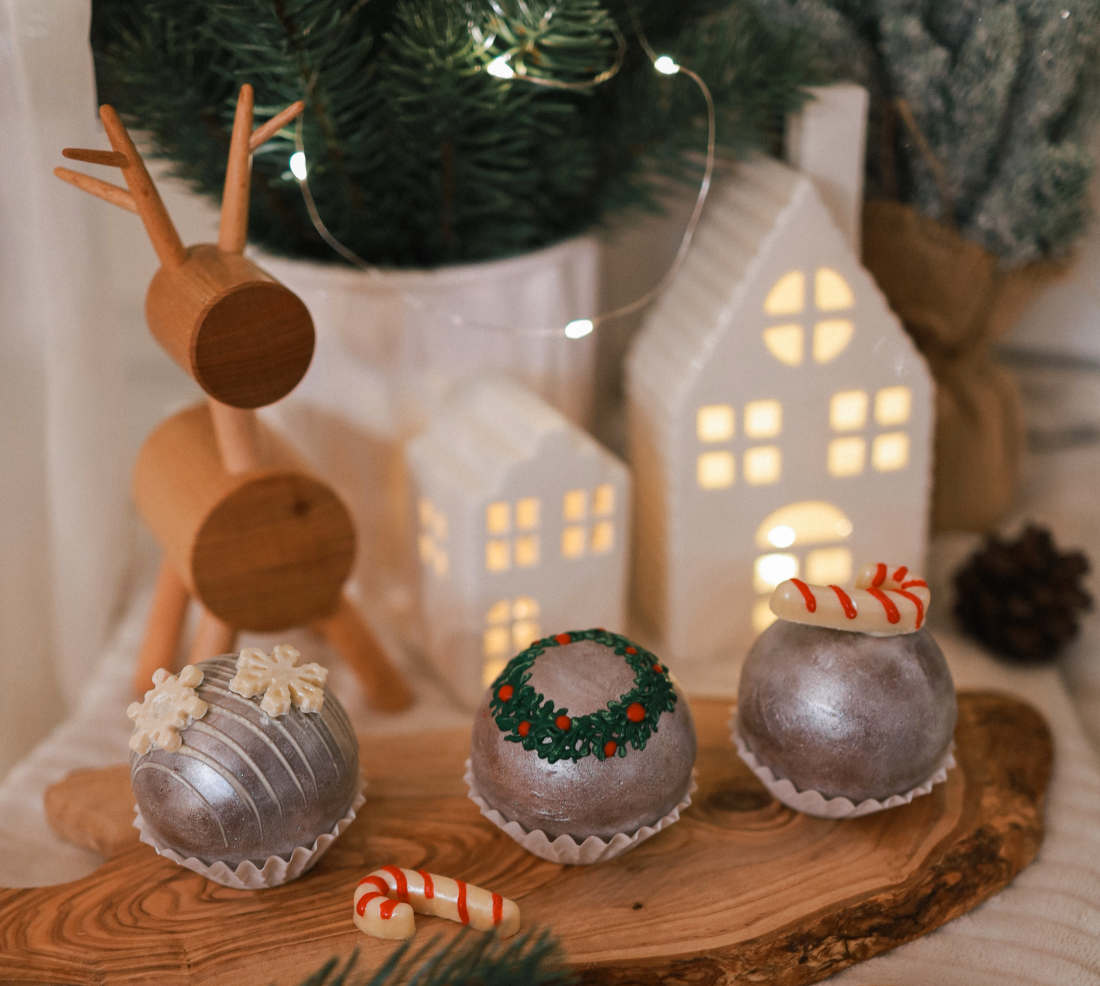 Šokoladinės bombos su kalėdinėmis ir naujametinėmis dekoracijomis Vilniuje
