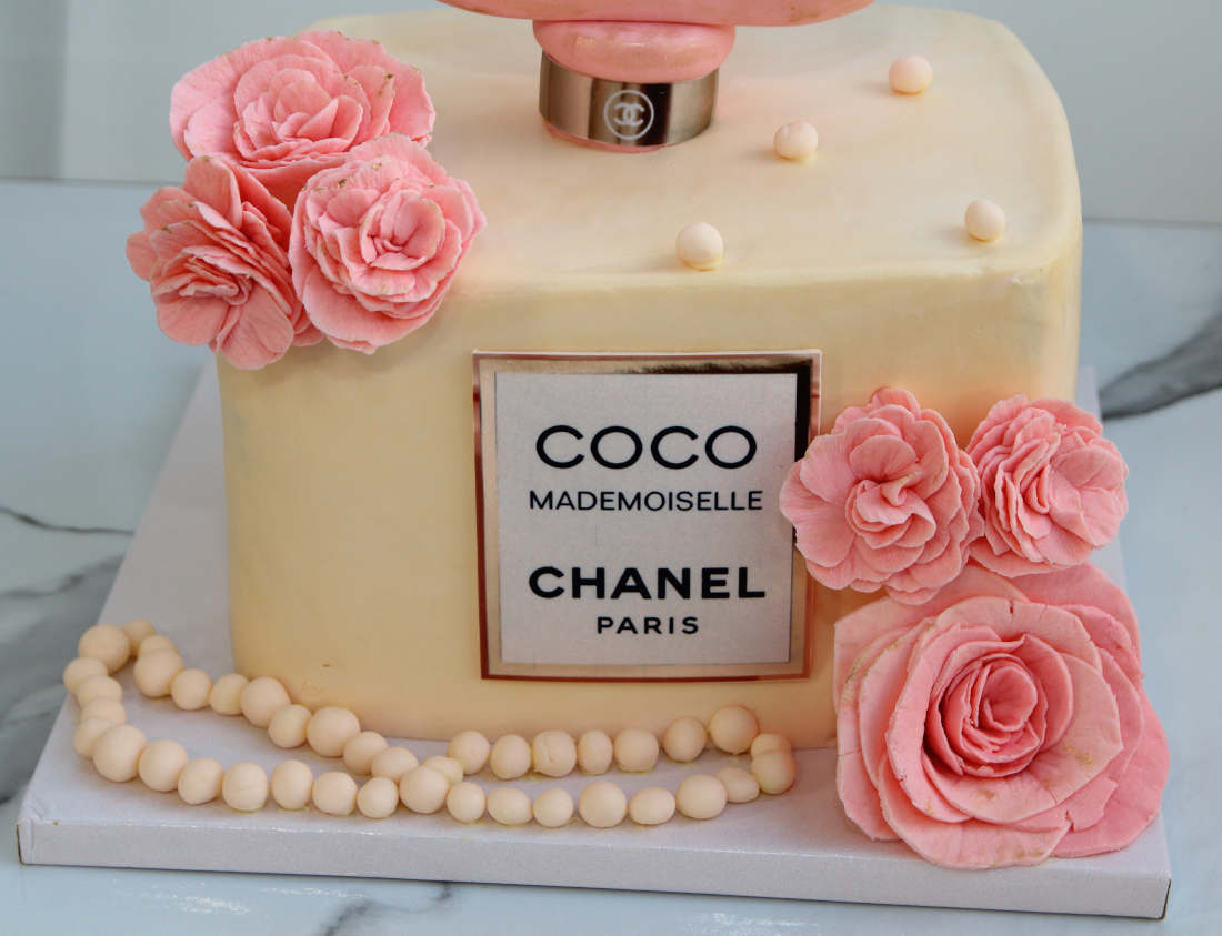 Karoliukai ant torto kvepalų Chanel buteliuko formos