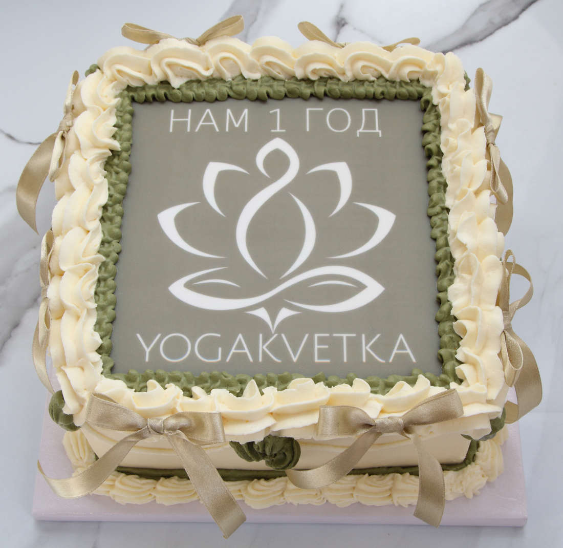 Tortas su kaspinais, užrašu ir logotipu įmonės gimtadienio šventei