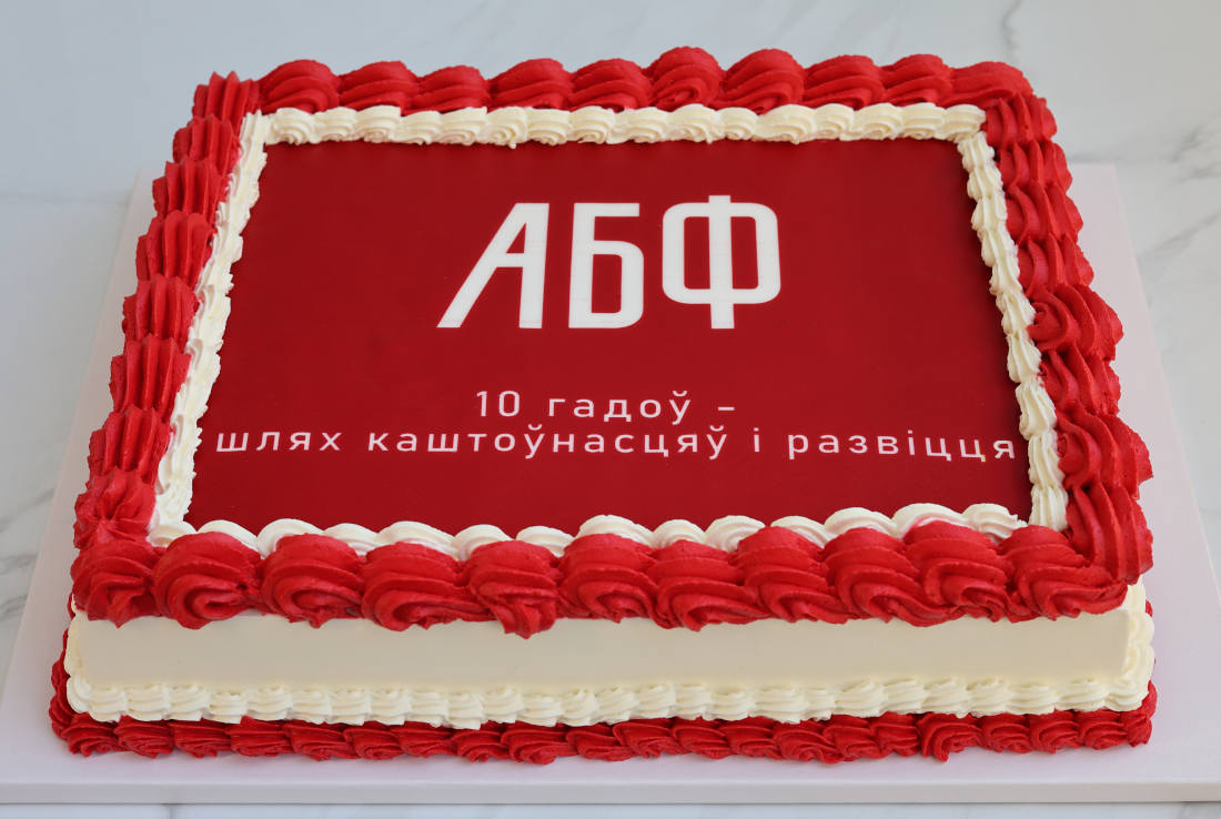 Raudonos spalvos korporatyvinis tortas su užrašu