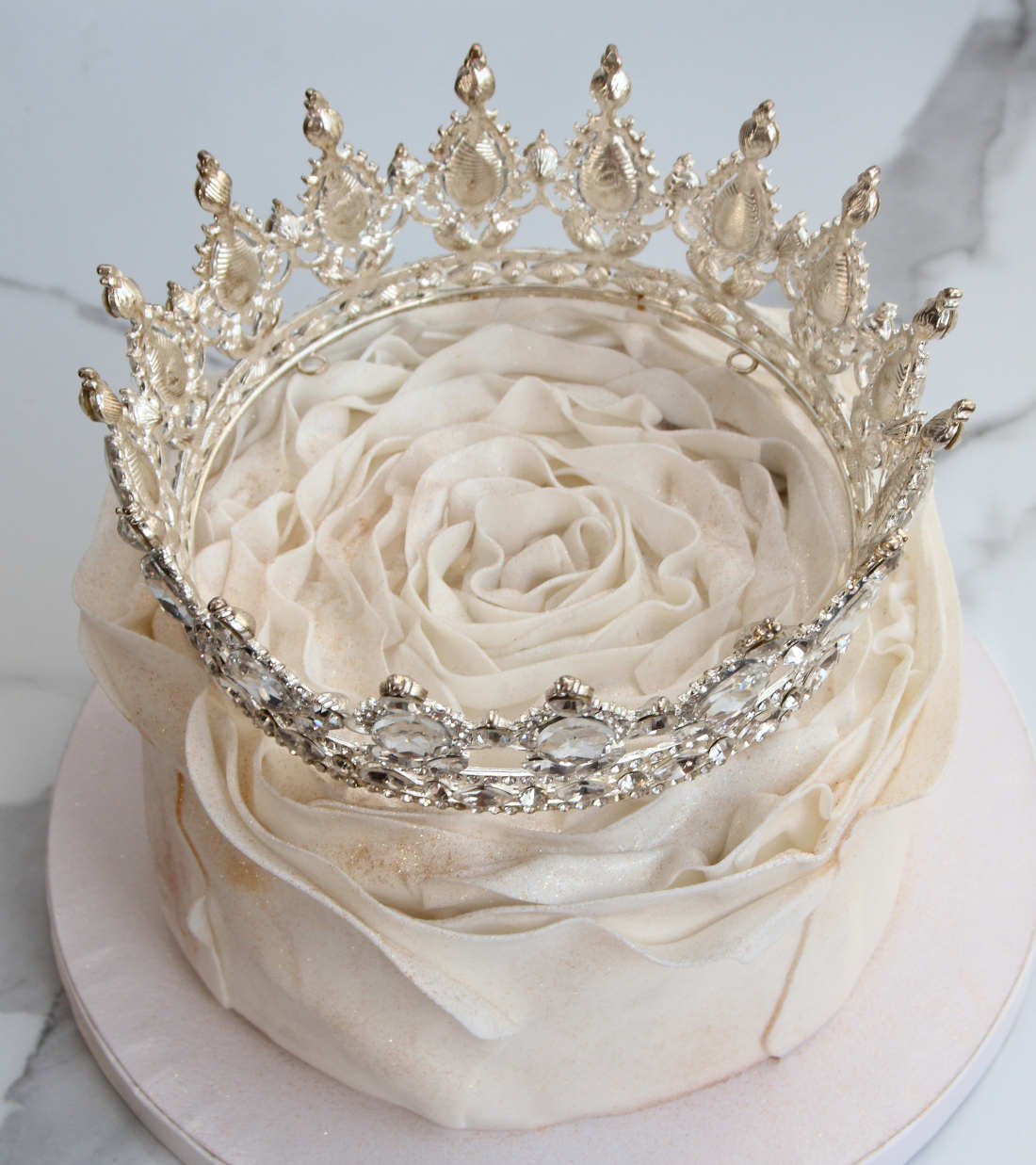 Rose-shaped cake with the crown