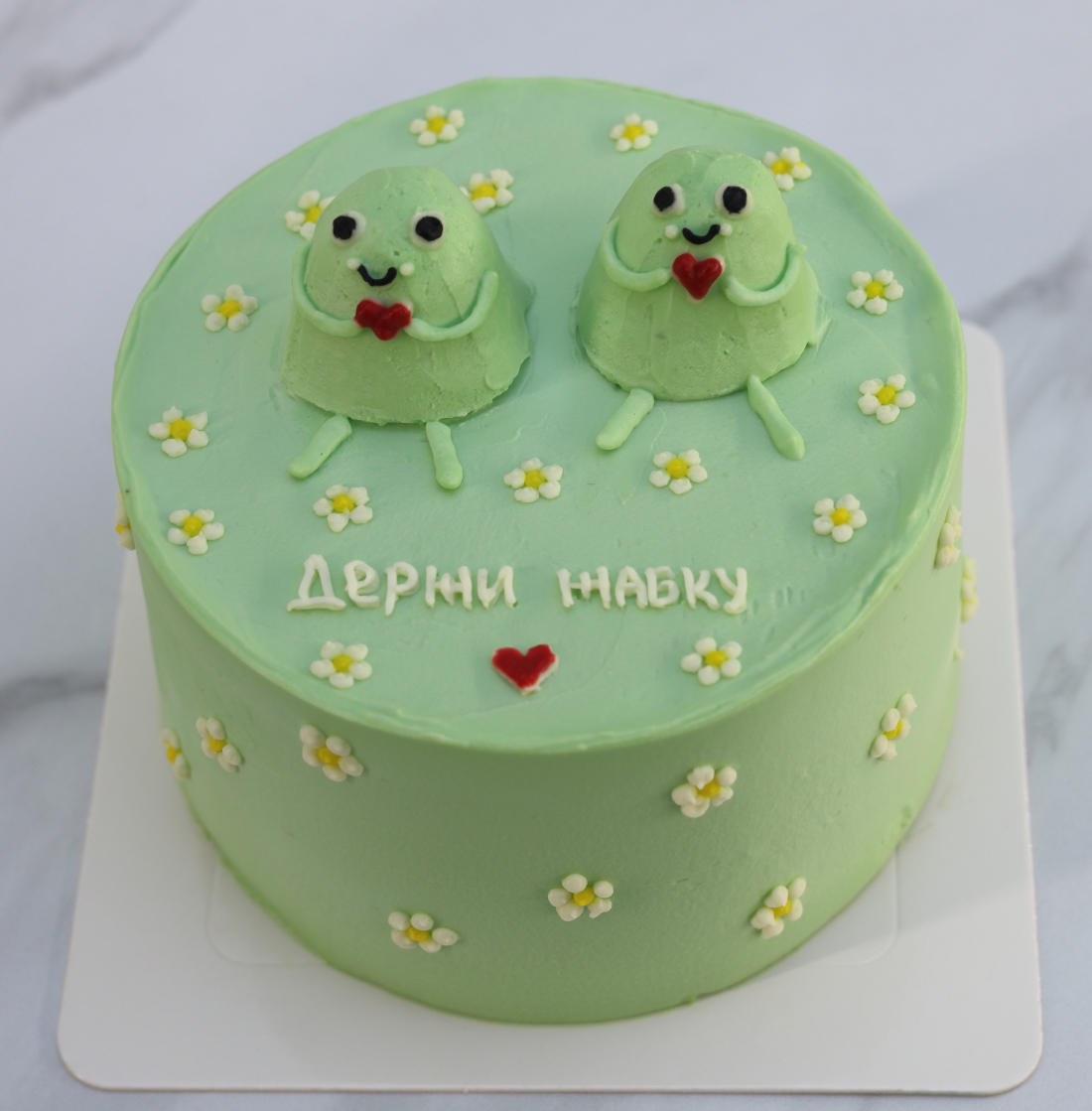 Ромашки и сердца на зеленом бенто-торте