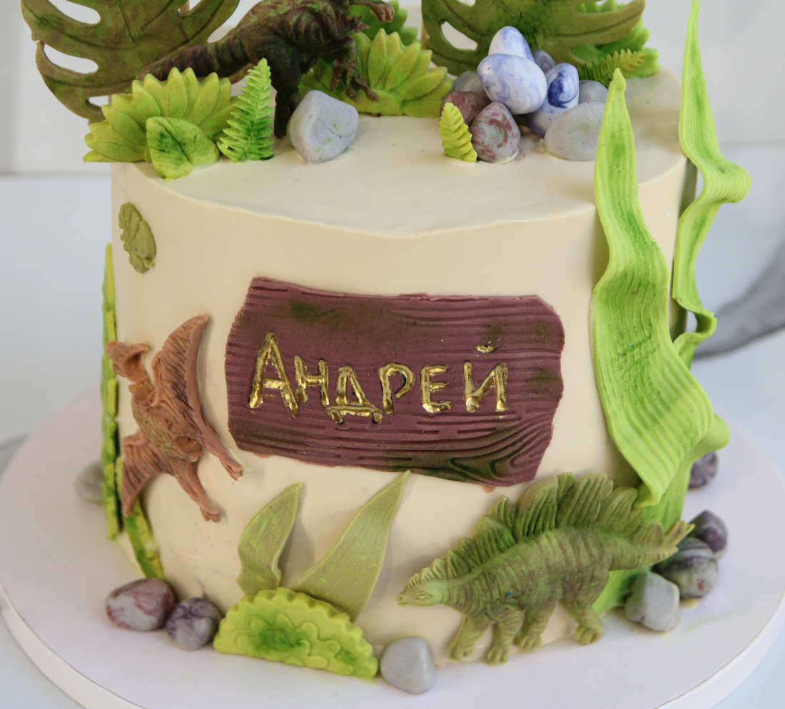 Dinozaurai ant gimtadienio torto