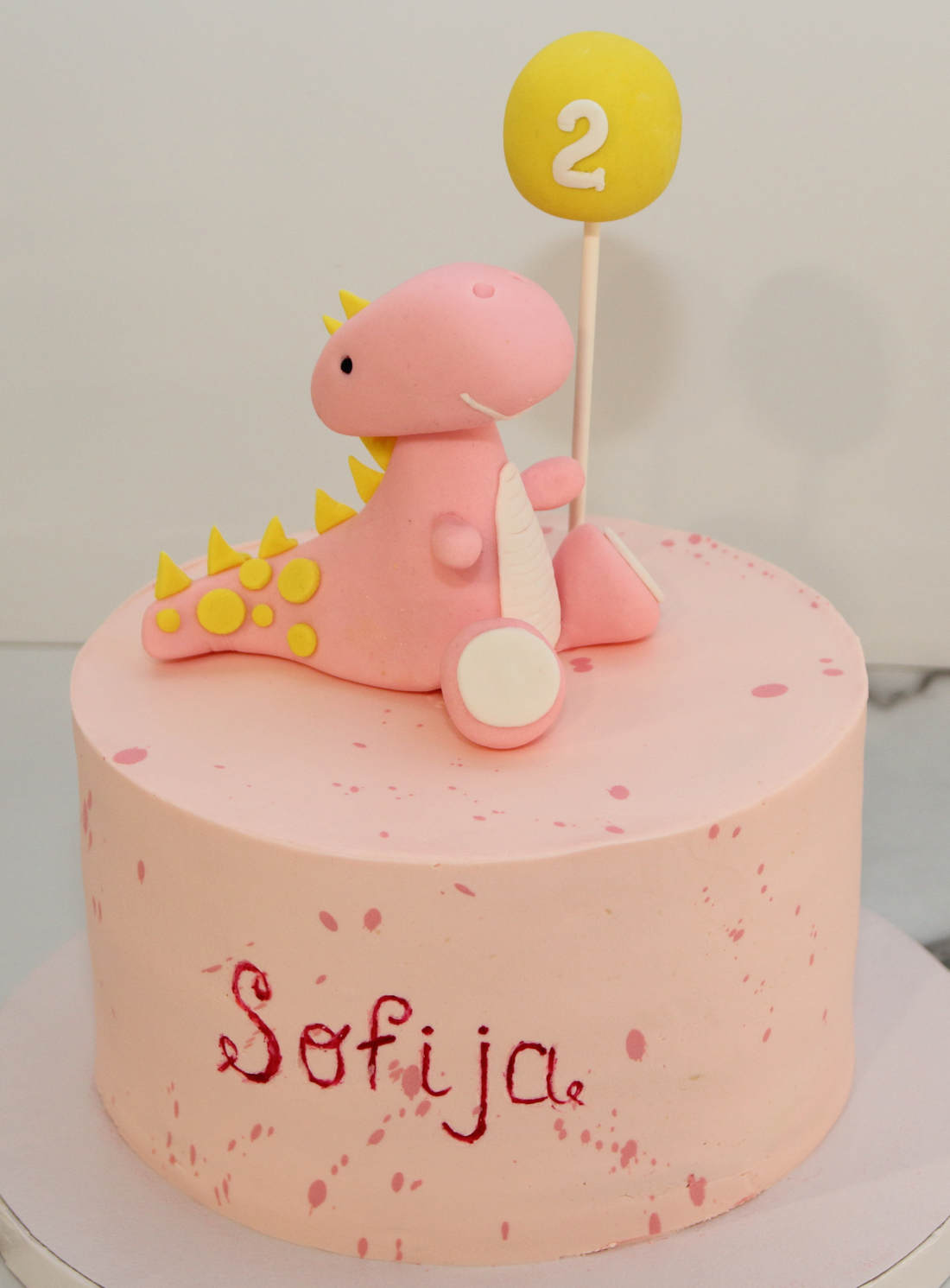 Rožinis dinozaurų tortas mergaitės gimtadienio vakarėliui