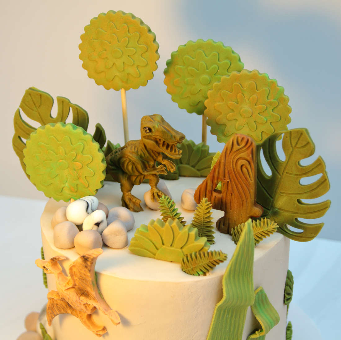 Tiranozauras, stegozauras ir pterodaktilas ant torto Dinozaurai