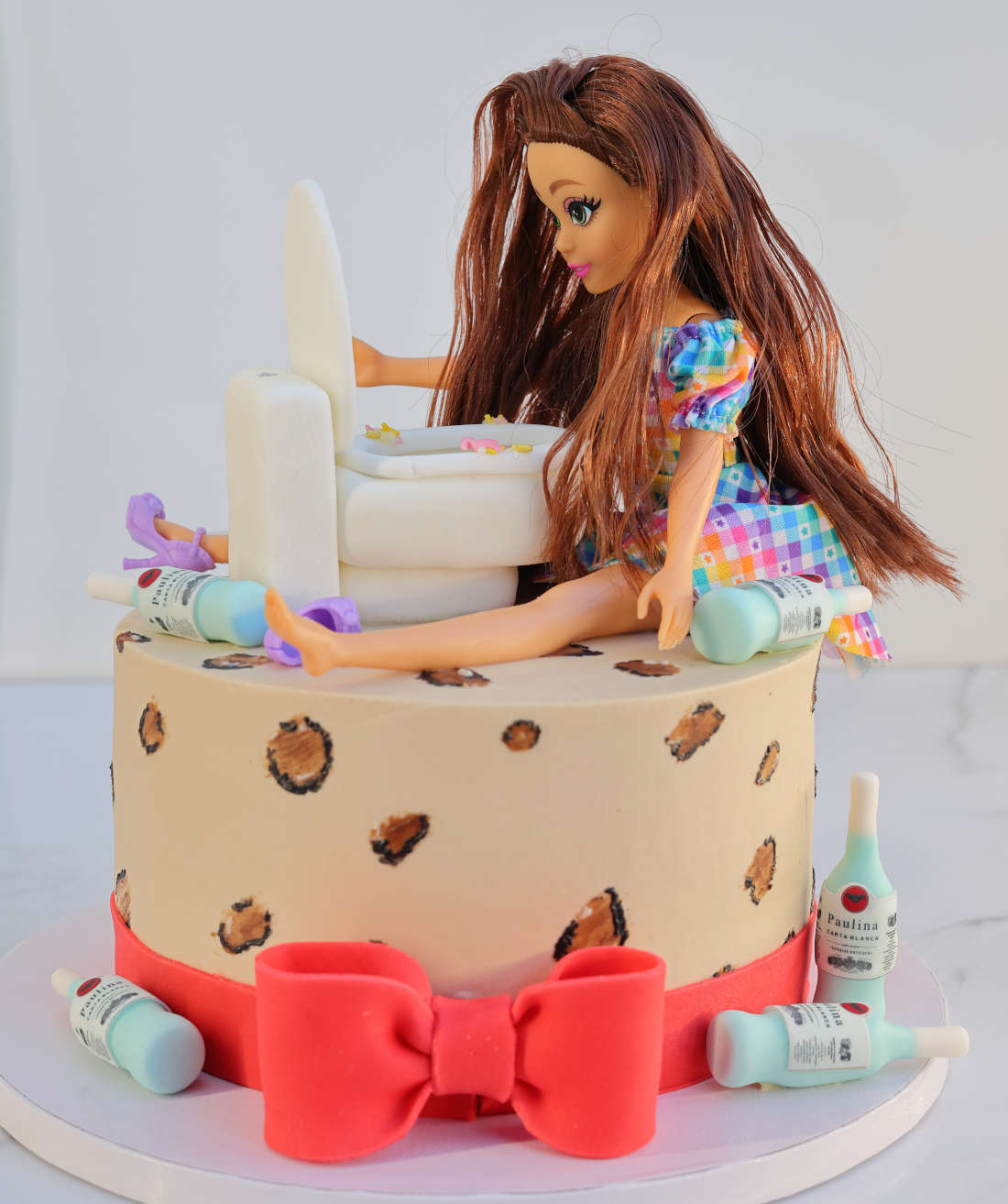 Juokingas tortas su mergina, kuri išgėrė daug alkoholio