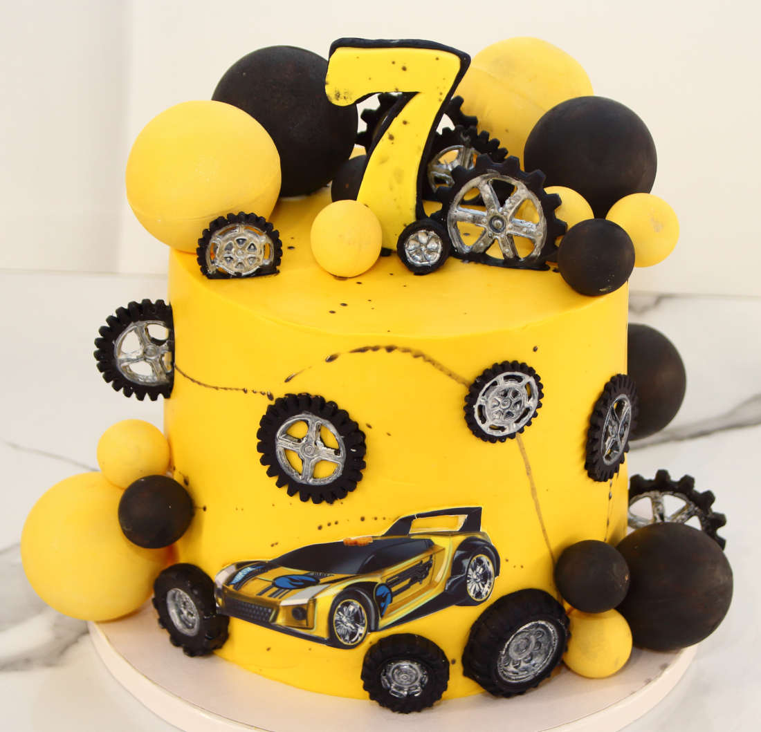 Cake with a racing car for a child's birthday
