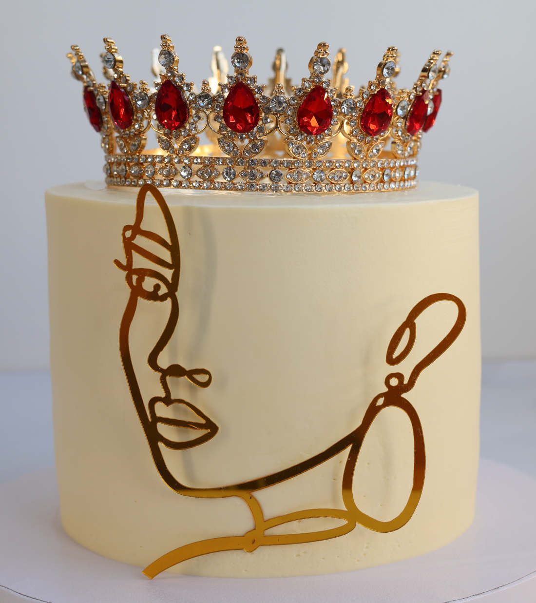 Cake with a crown and a girl's face