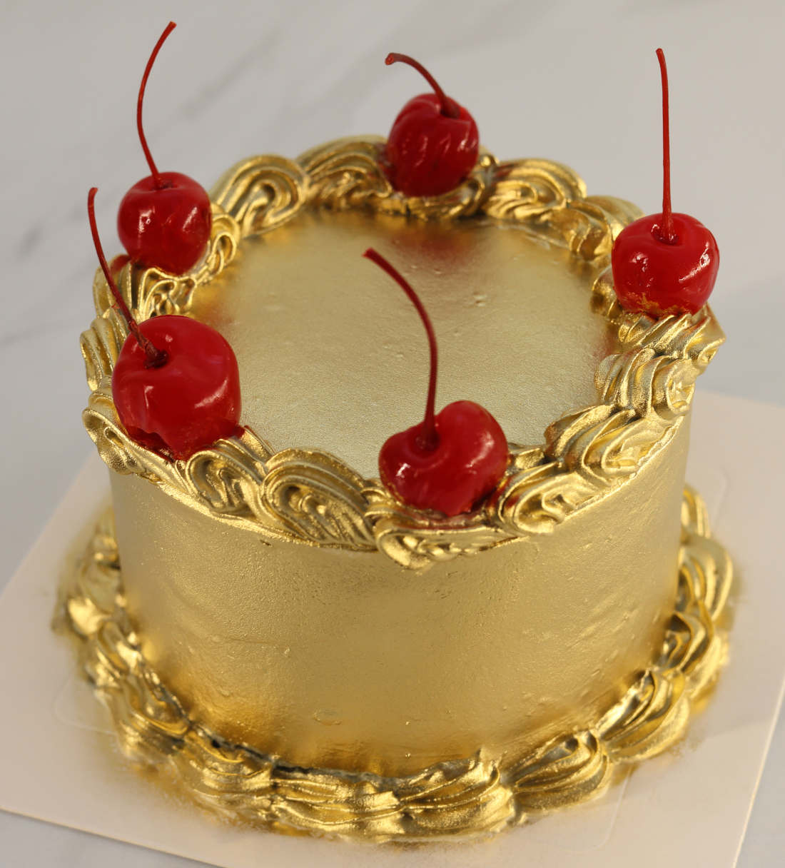Auksinės spalvos bento tortas su vyšniomis kokteiliui