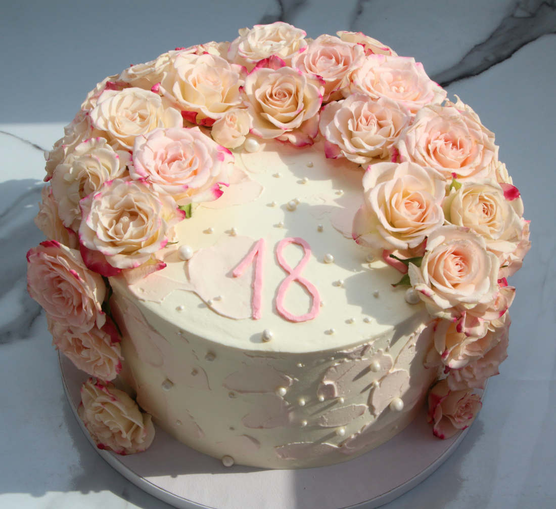 Tortas su gyvomis rožėmis Vilniuje 18 metų gimtadienio proga