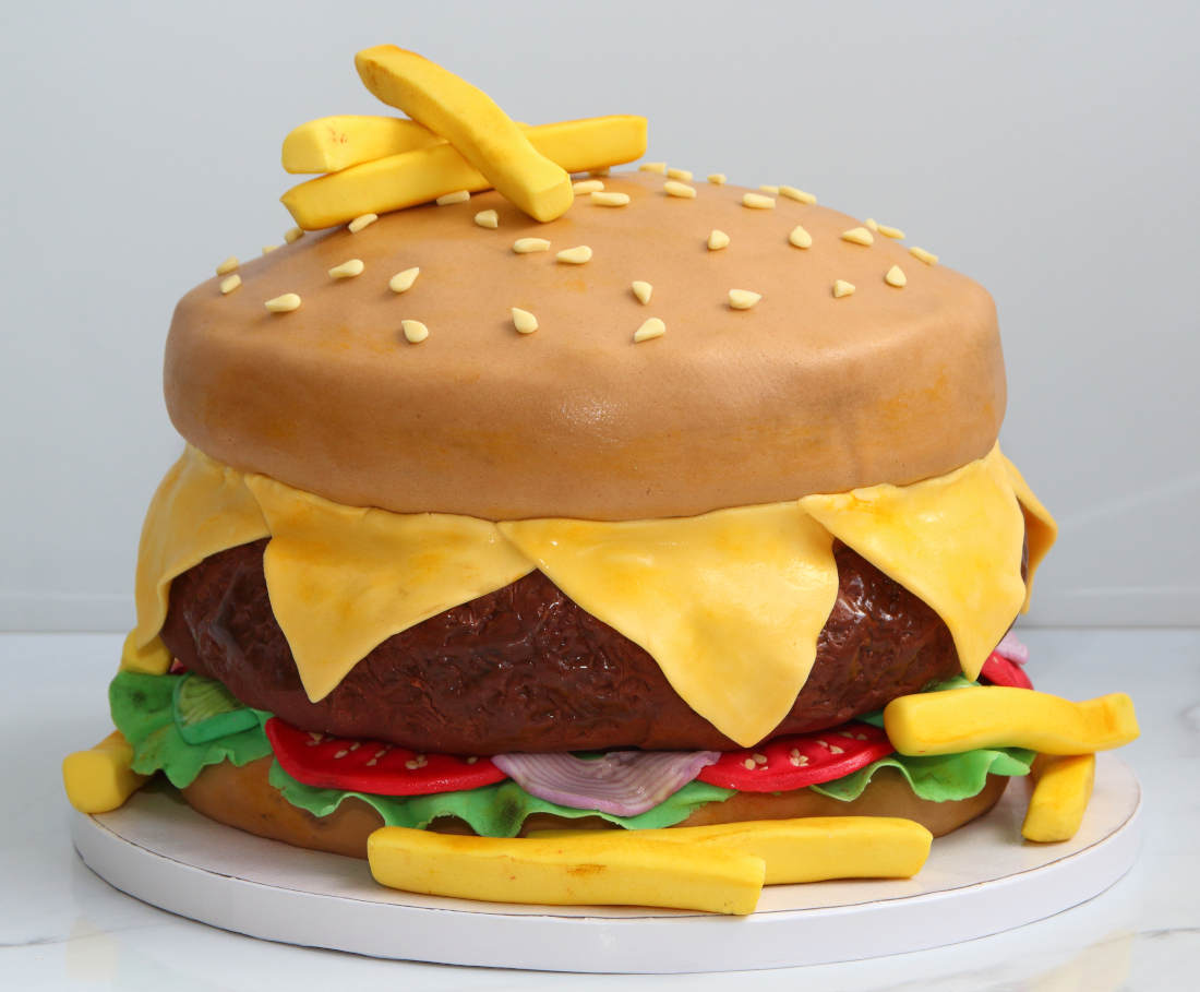 Saldus mėsainis tortas su mėsa, sūriu, svogūnais ir pomidorais