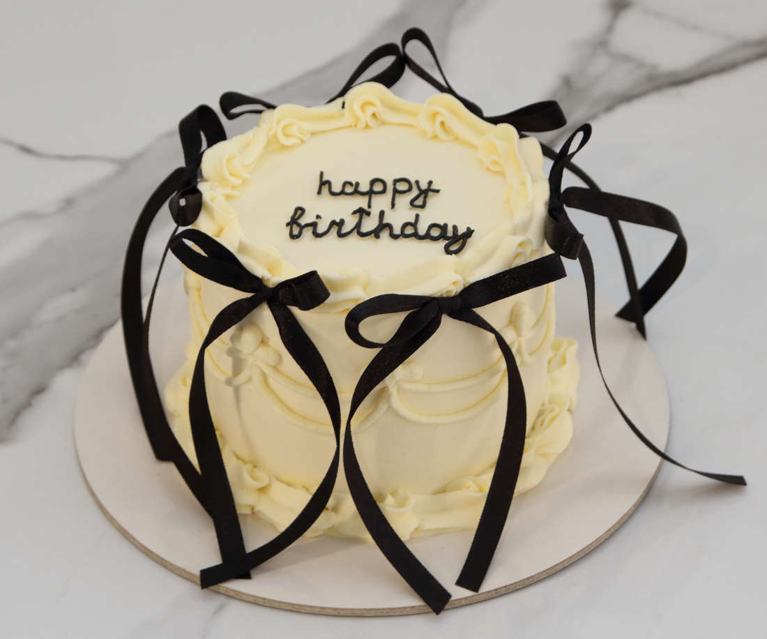 Lambeth baltas bento tortas su kaspinėliais gimtadienio proga