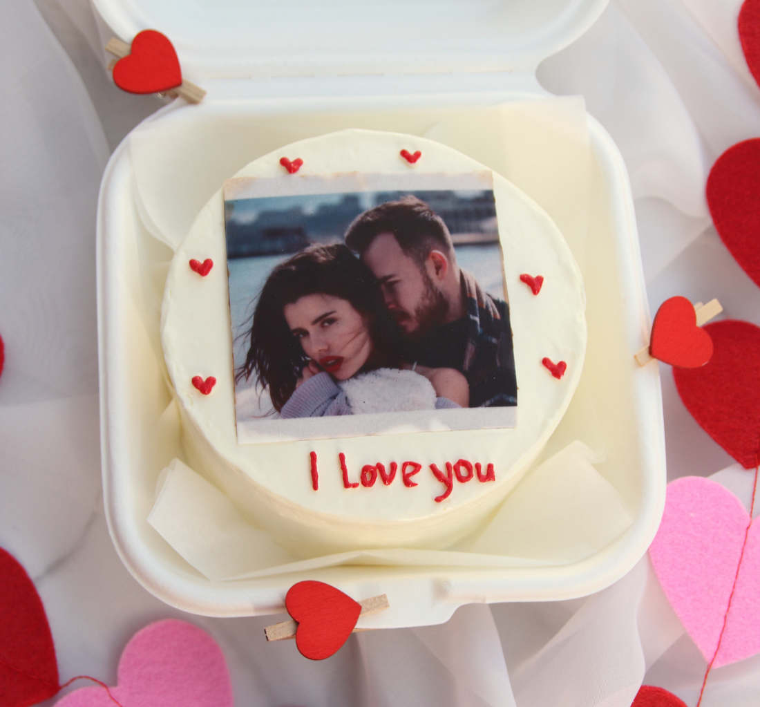 Edible photos on a cake in Polaroid style