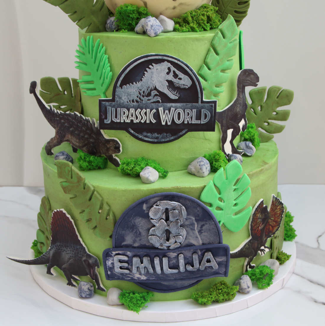 Dinozaurai ir paparčiai ant Juros periodo stiliaus torto