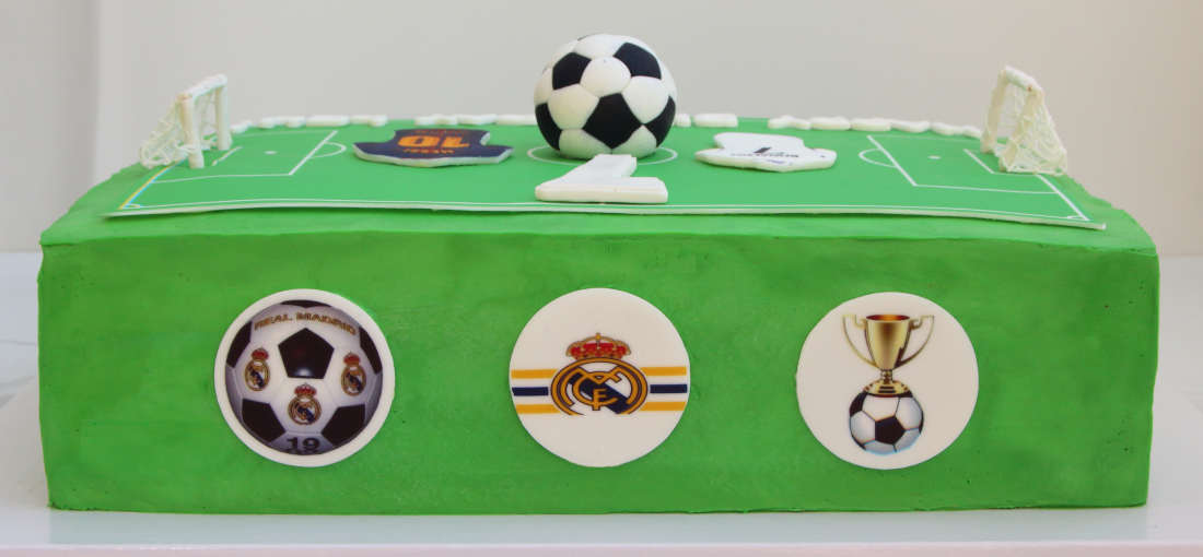 Tortas su futbolo vartais ir kamuoliu