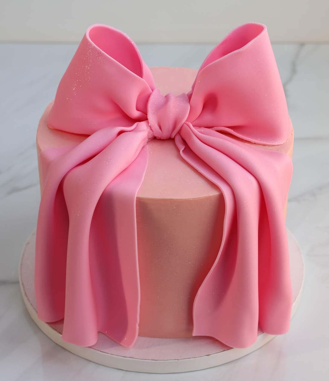 Pink bow on the cake for the girl
