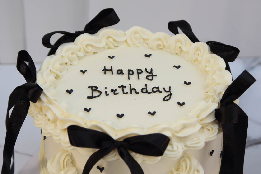 Lambeth style and ribbons on the cake