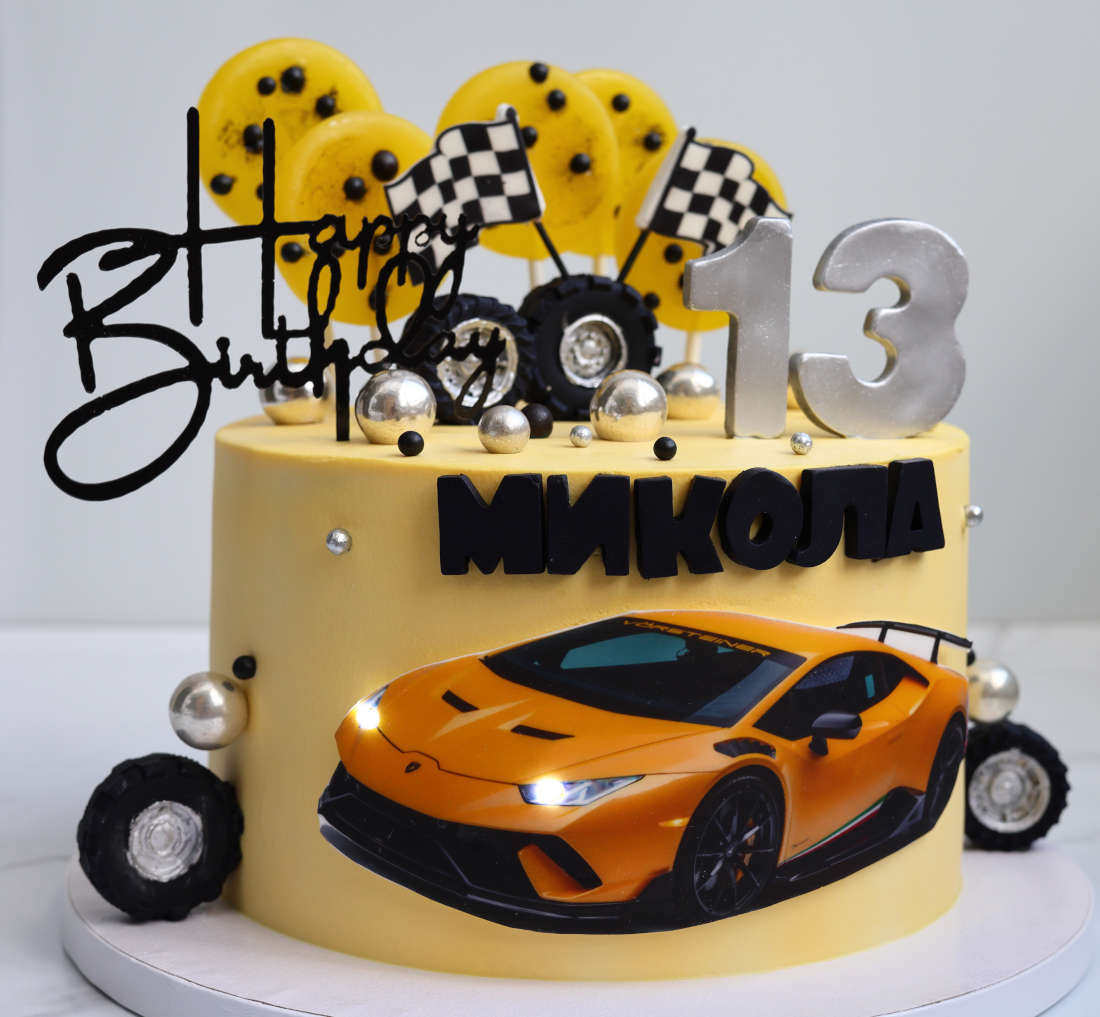 Lenktyninis automobilis ant torto berniuko gimtadieniui