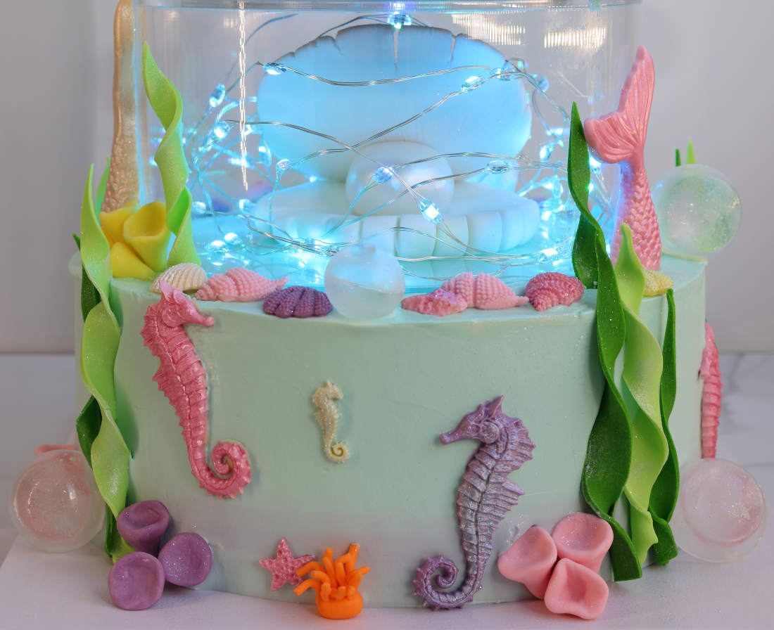 Edible decorations on the sea cake