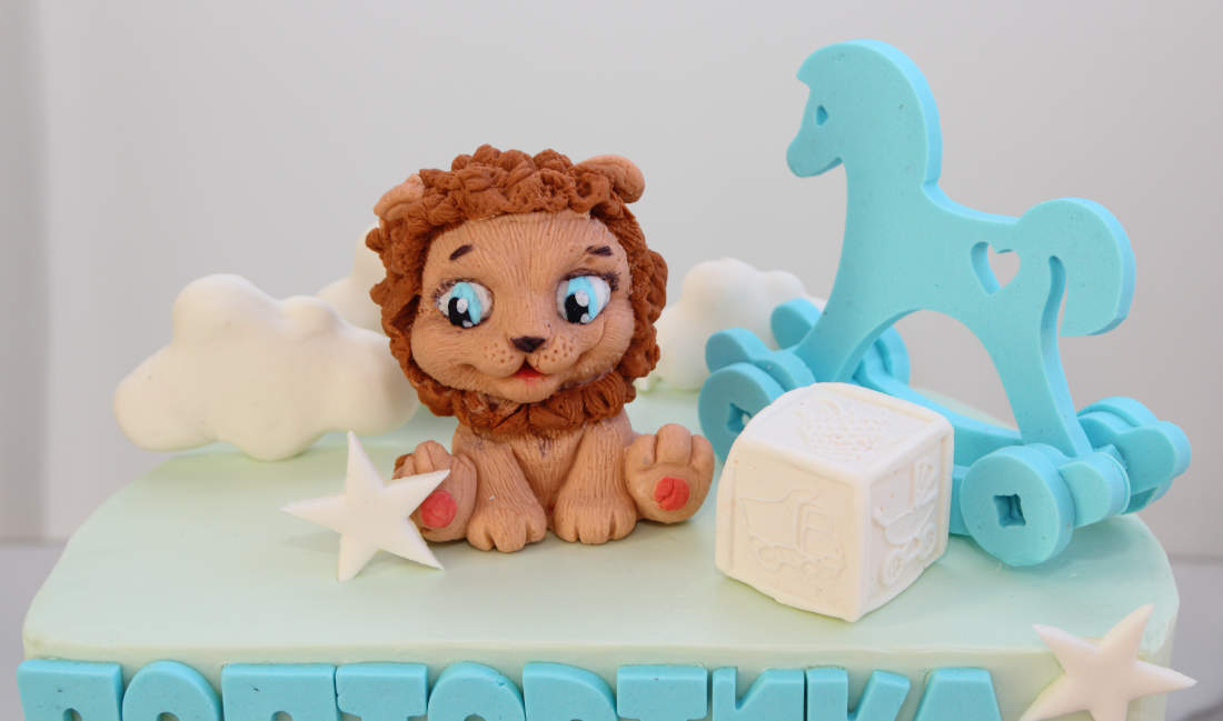 Lion and horse on a child's birthday cake