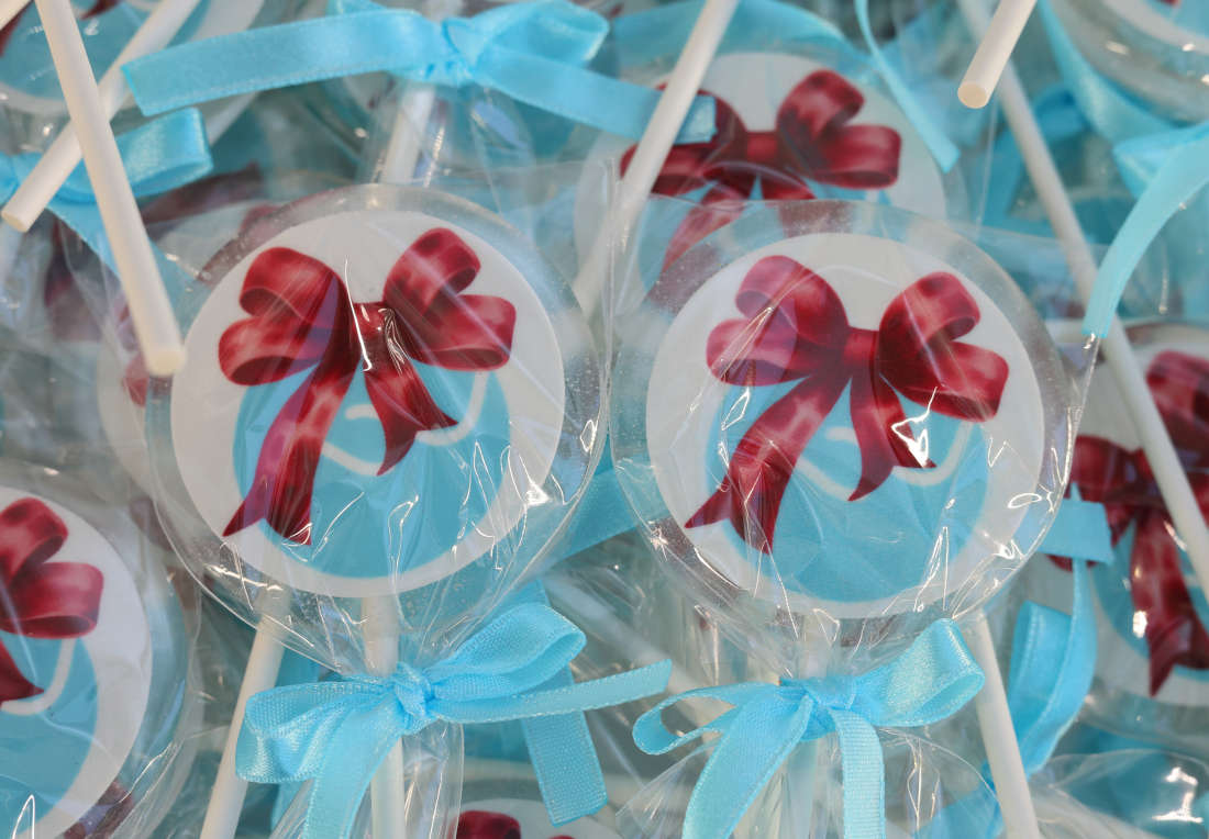 Леденцы с синим ёлочным шаром и красным бантом