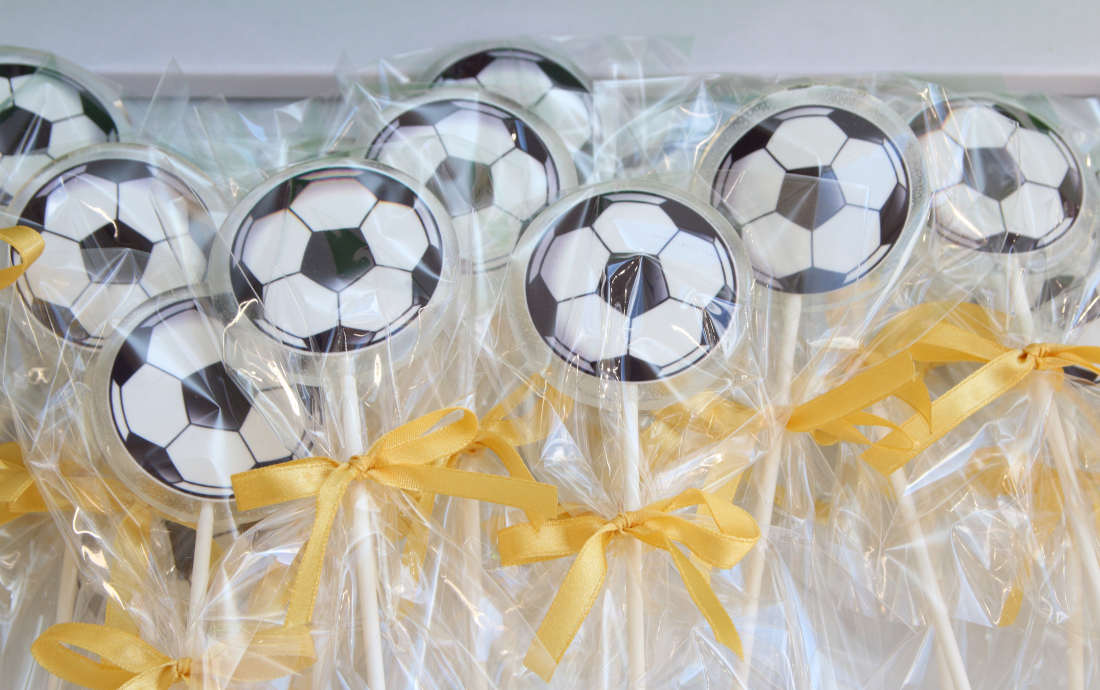 Леденцы с футбольными мячами